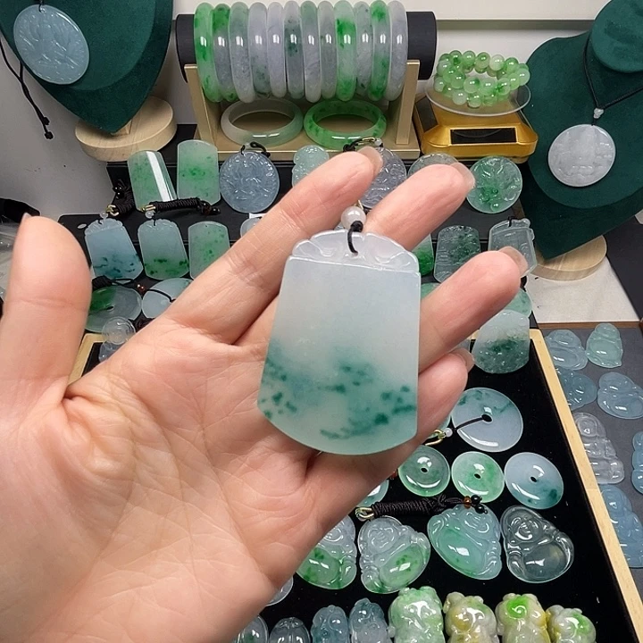 翡翠未镶嵌颈饰无事