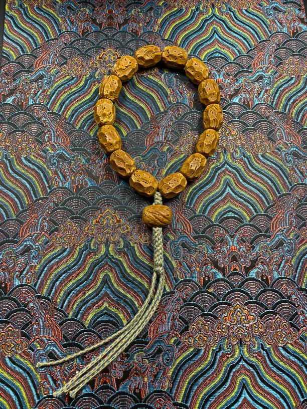 东北野生桃核钱袋子刀刻无相