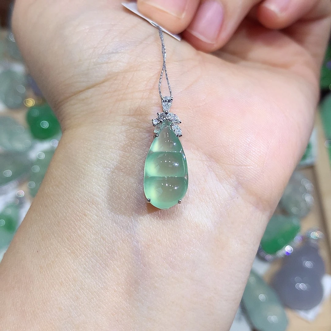 翡翠18K金镶嵌颈饰豆子