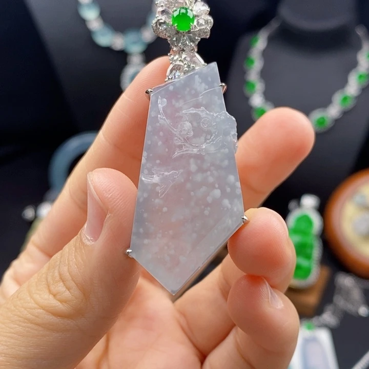 翡翠18K金镶嵌颈饰喜上眉梢