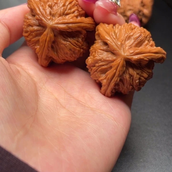 張***帅文玩核桃吊坠白狮子
