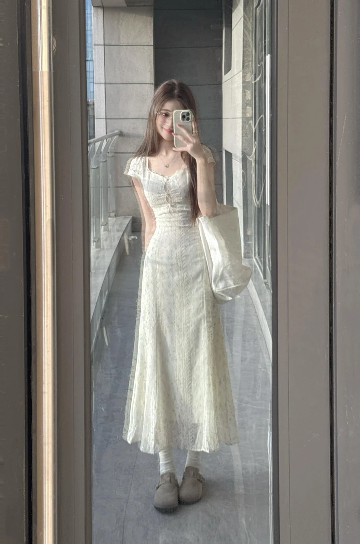 法式温柔风清纯掐腰裙小众漂亮独特收腰修身碎花裙2025夏季连衣裙