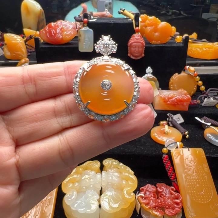 未镶嵌石英质玉（黄龙玉）颈饰