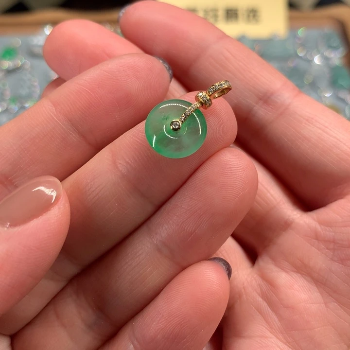 翡翠18K金镶嵌颈饰吊坠