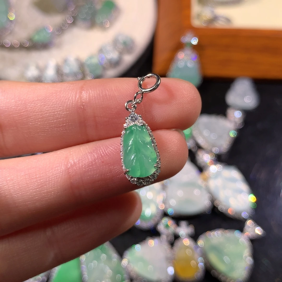 桑***白翡翠银S925镶嵌颈饰