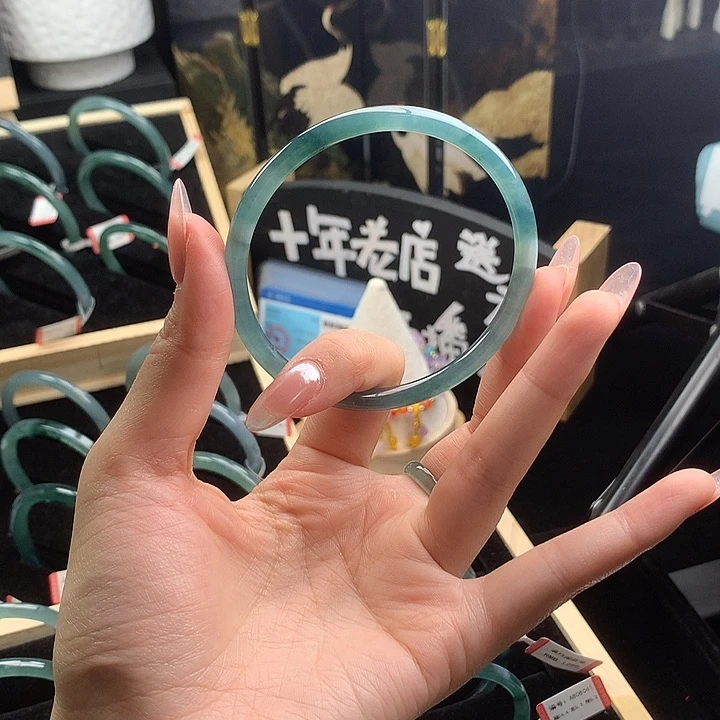 翡翠手镯未镶嵌是***。62圈口