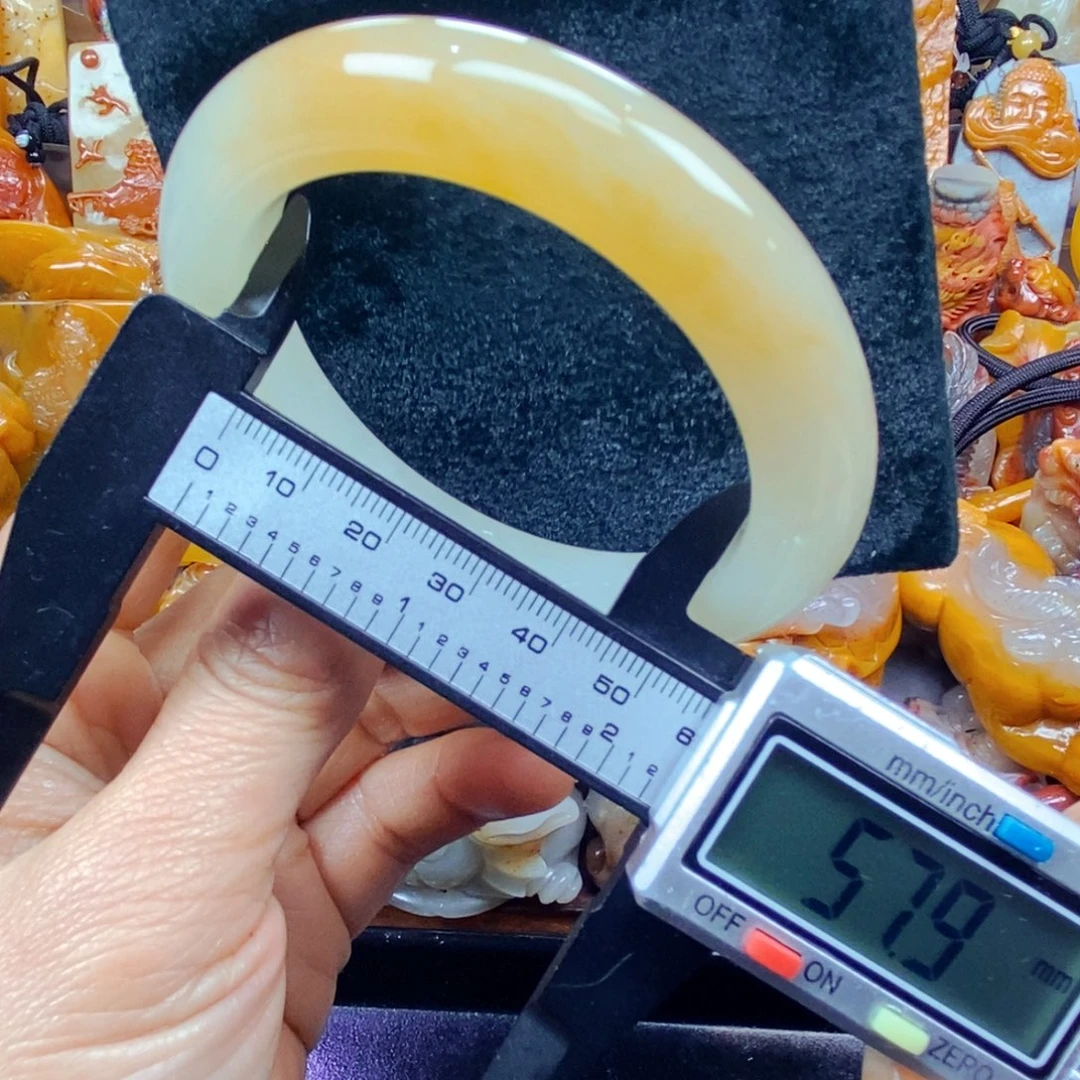 未镶嵌石英质玉（黄龙玉）颈饰