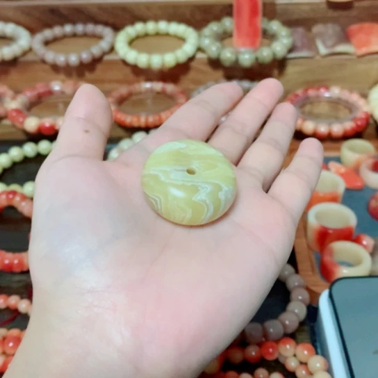 大果紫檀（缅甸花梨）社会牛平安扣
