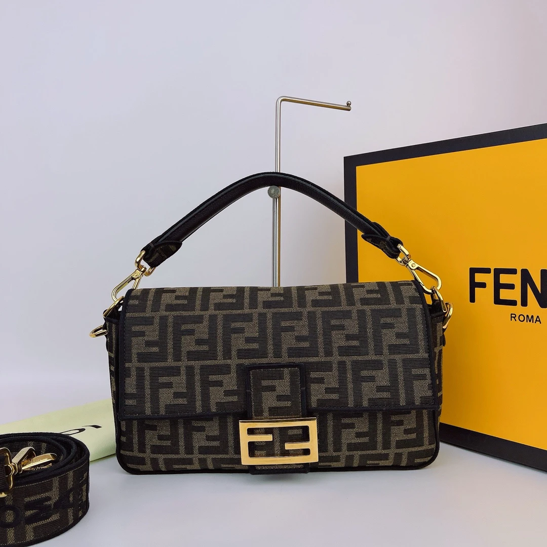 95新 FENDI/芬迪 芬迪 棕色老花帆布单肩包底长27 D985