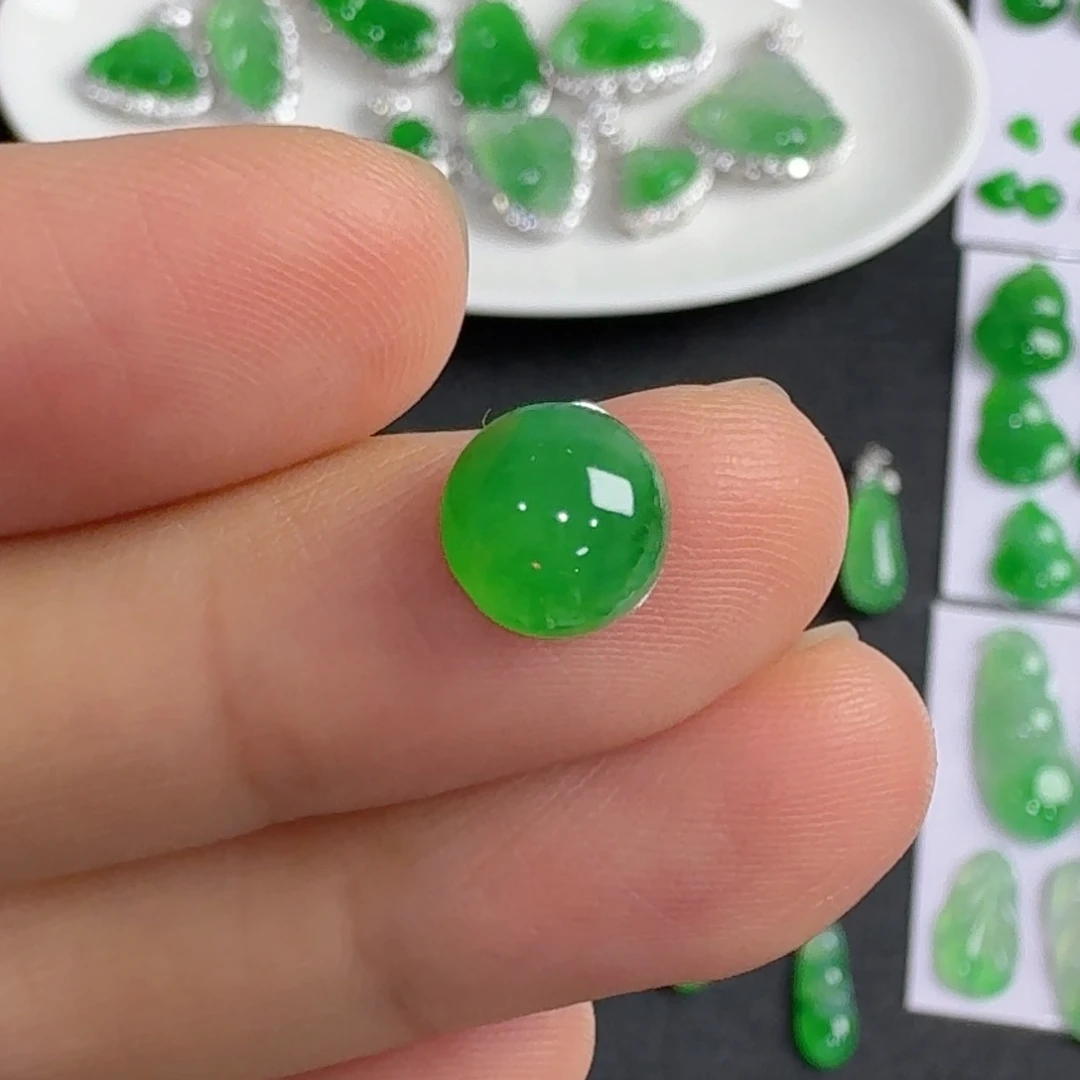 翡翠未镶嵌颈饰绿蛋