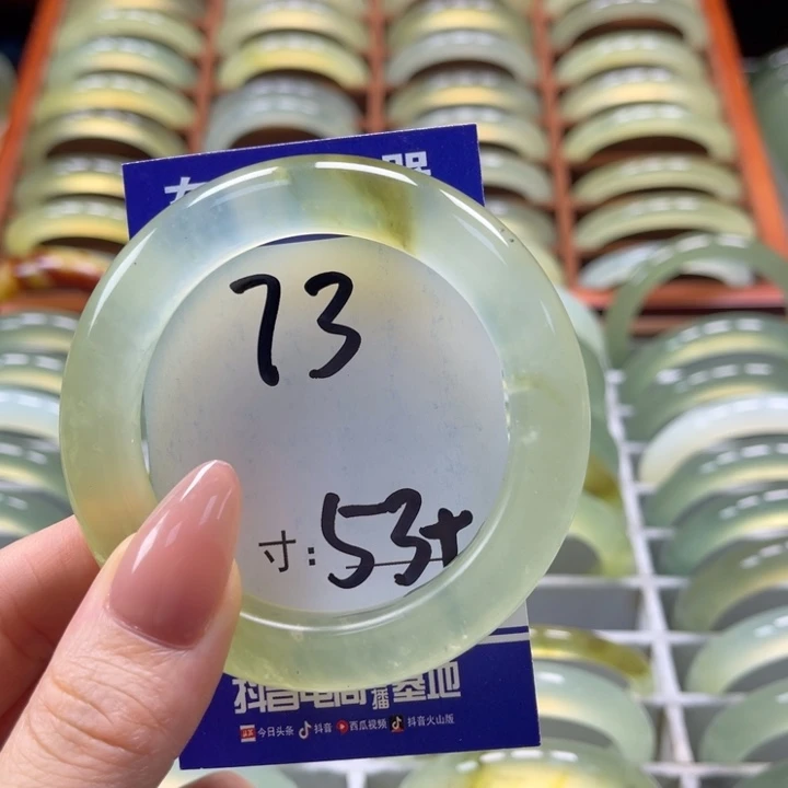 岫玉手镯未镶嵌小***?