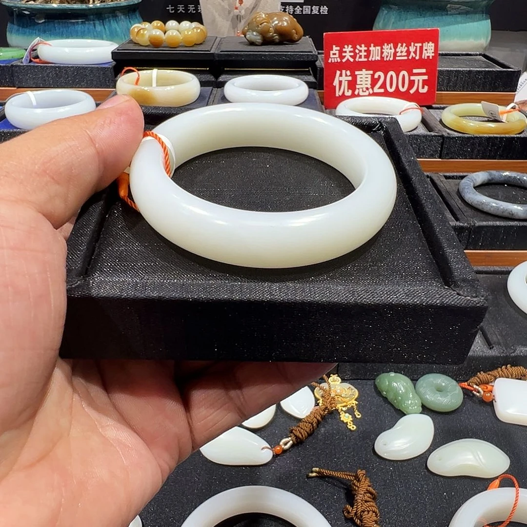 和田玉手镯未镶嵌邱*兔