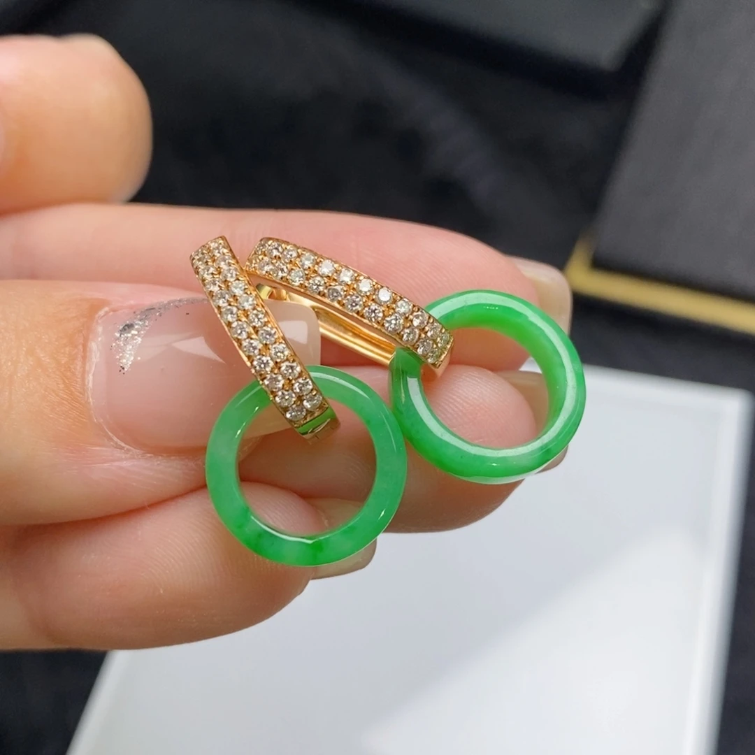 18K金镶嵌翡翠耳饰圈圈