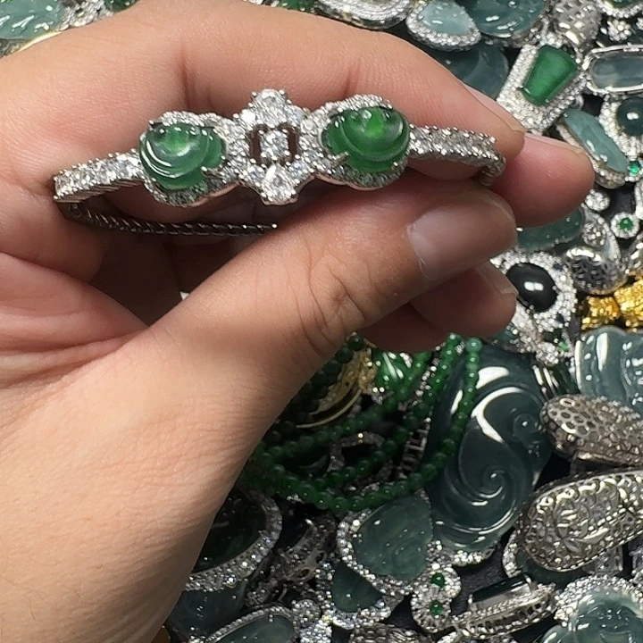 翡翠未镶嵌颈饰天然A货翡翠放漏