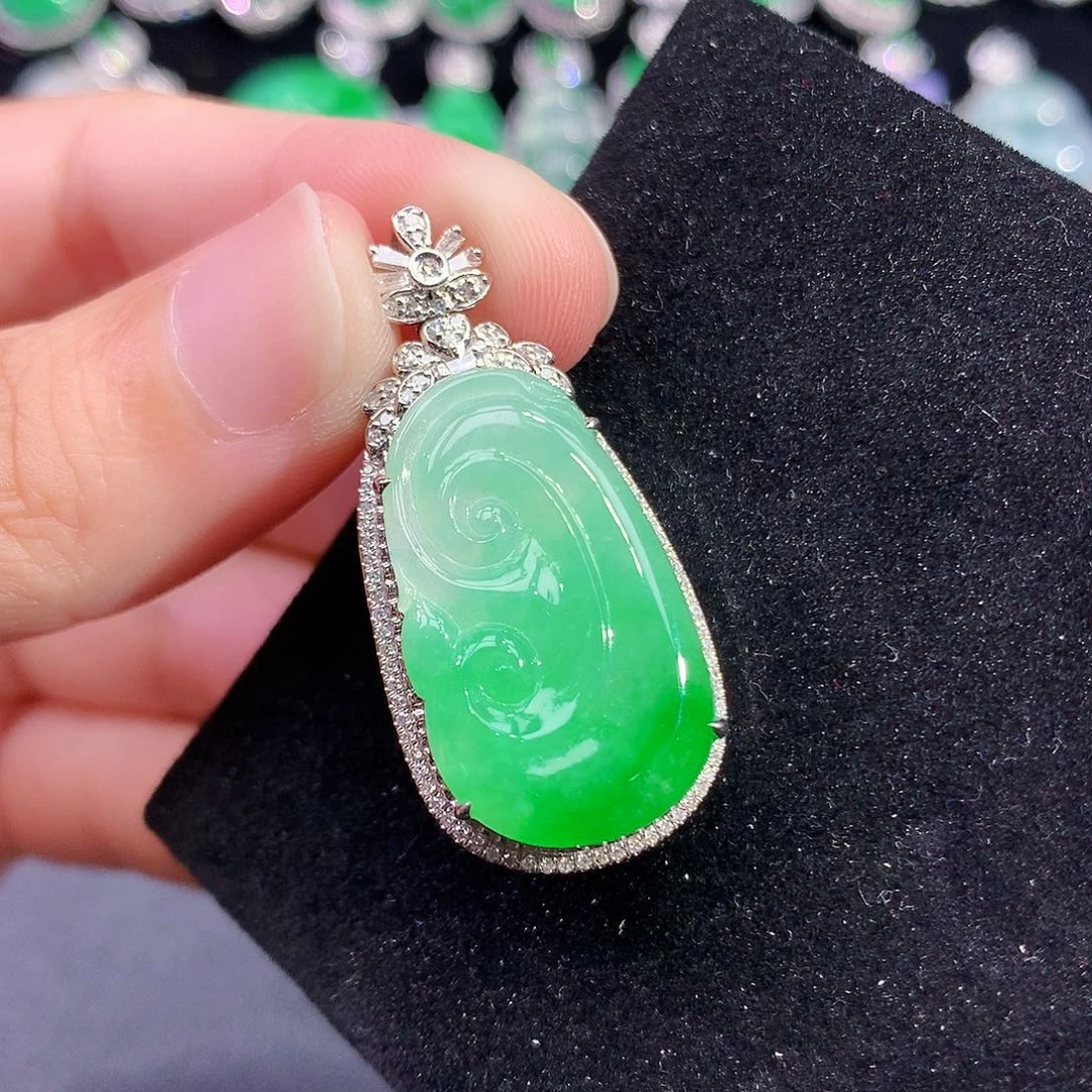 翡翠18K金镶嵌颈饰