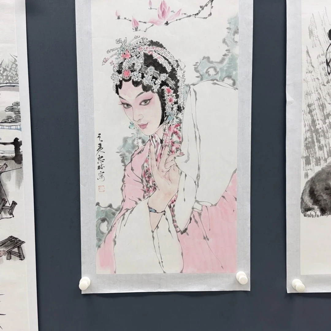 杨***进国画艺术学院美术老师在讲台
