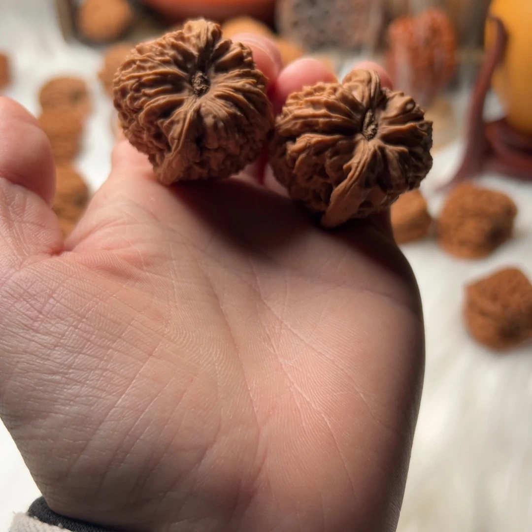 文玩核桃吊坠凹底高炮南将石