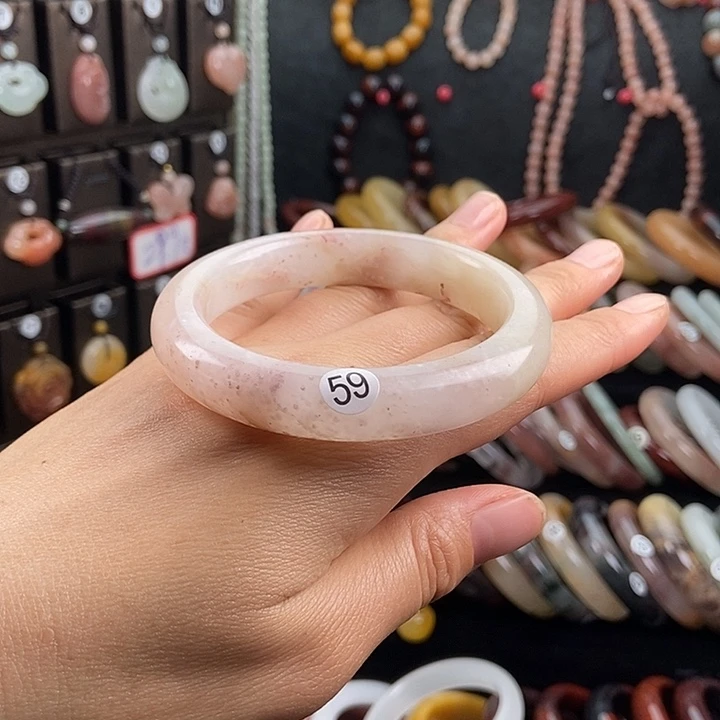 莉***石英质玉未镶嵌手镯