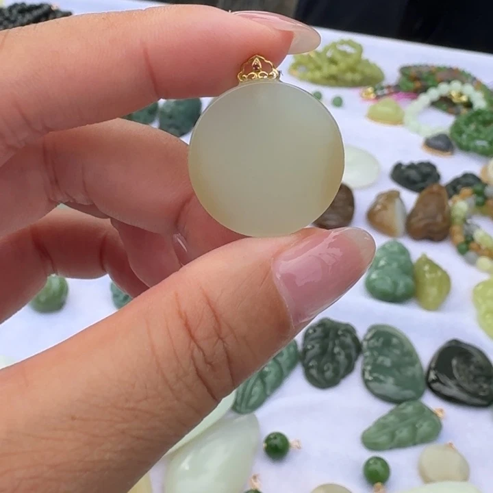 颈饰18K金镶嵌和田玉
