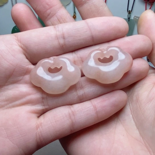 石英质玉颈饰未镶嵌蝶*花