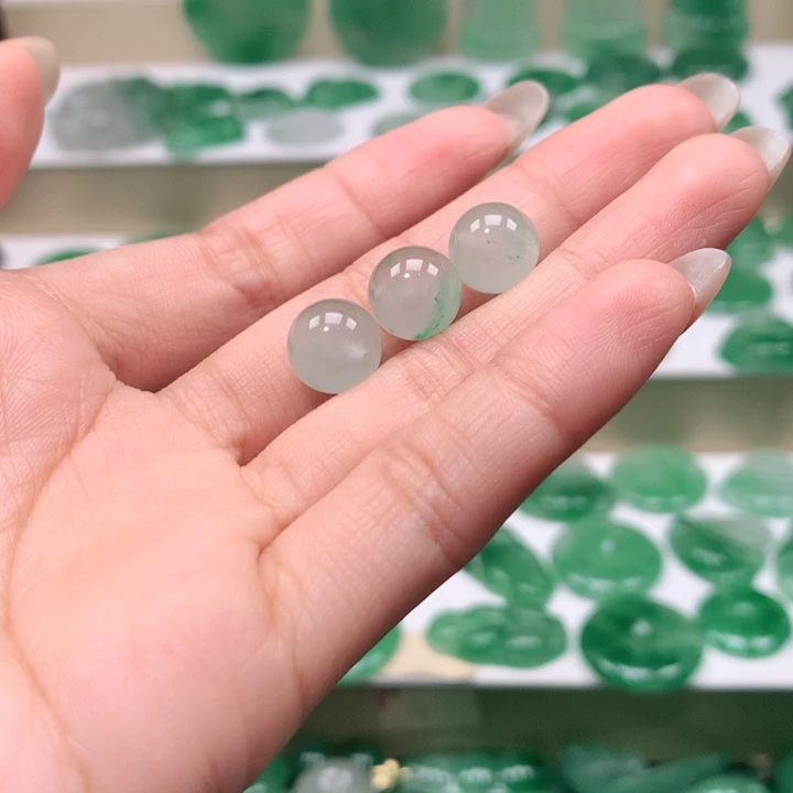 颈饰未镶嵌石英质玉胡*