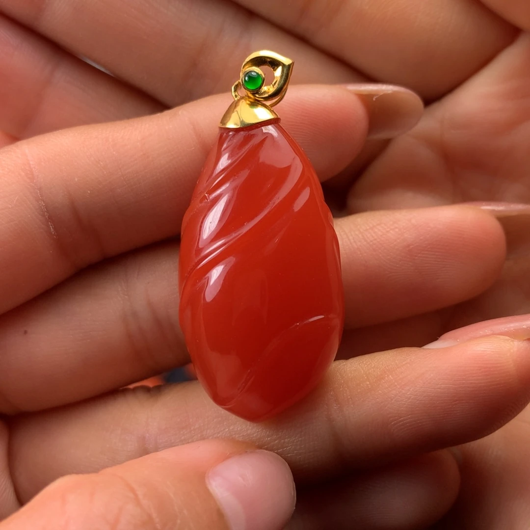 18K金镶嵌吊坠南红玛瑙