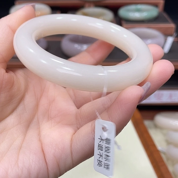 陈***谁石英质玉手镯未镶嵌