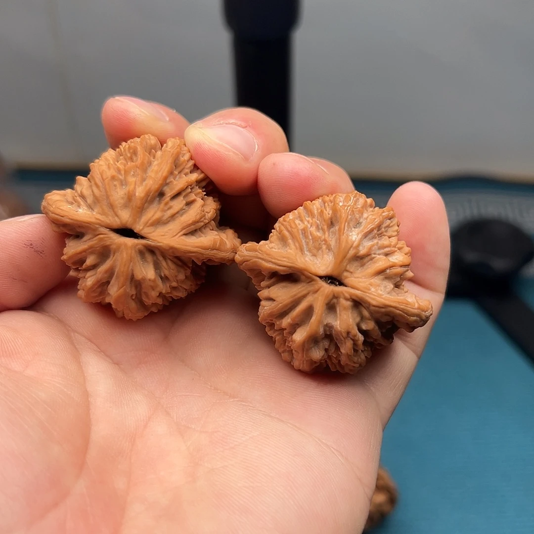文玩核桃吊坠虎头