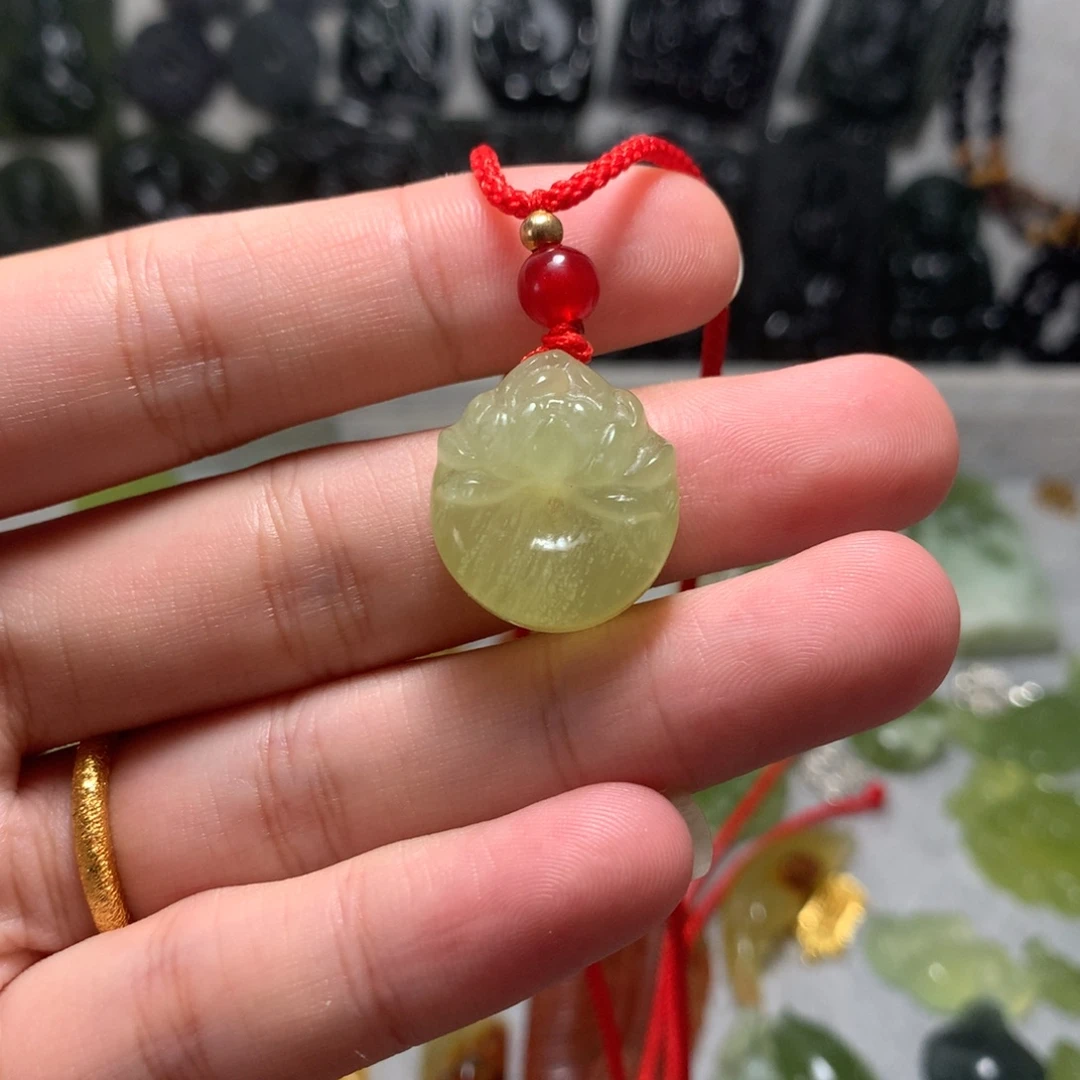 岫玉未镶嵌颈饰牡丹