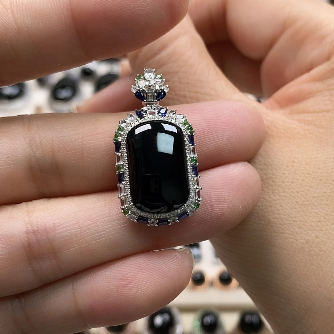 翡翠18K金镶嵌颈饰