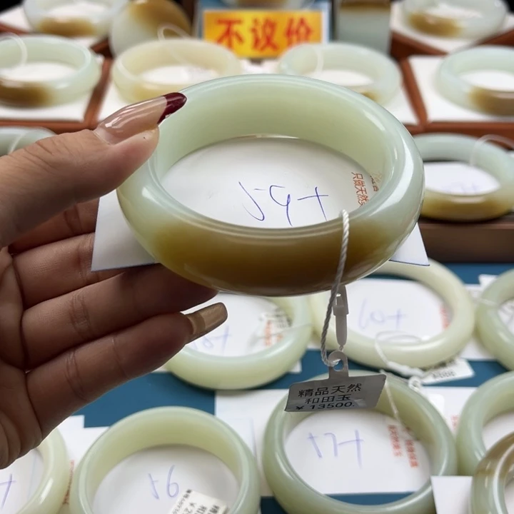 和田玉手镯未镶嵌