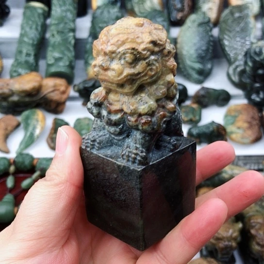 未镶嵌岫岩河磨玉（透闪石质玉）把件