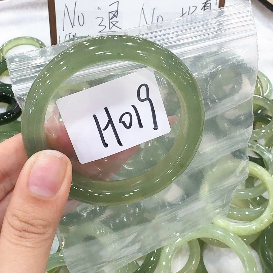 柠***鹿岫玉未镶嵌手镯334