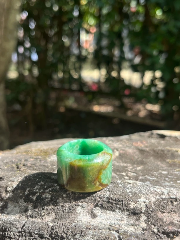 【黄加绿扳指】满绿色，好有特色的一枚扳指。直径：20+