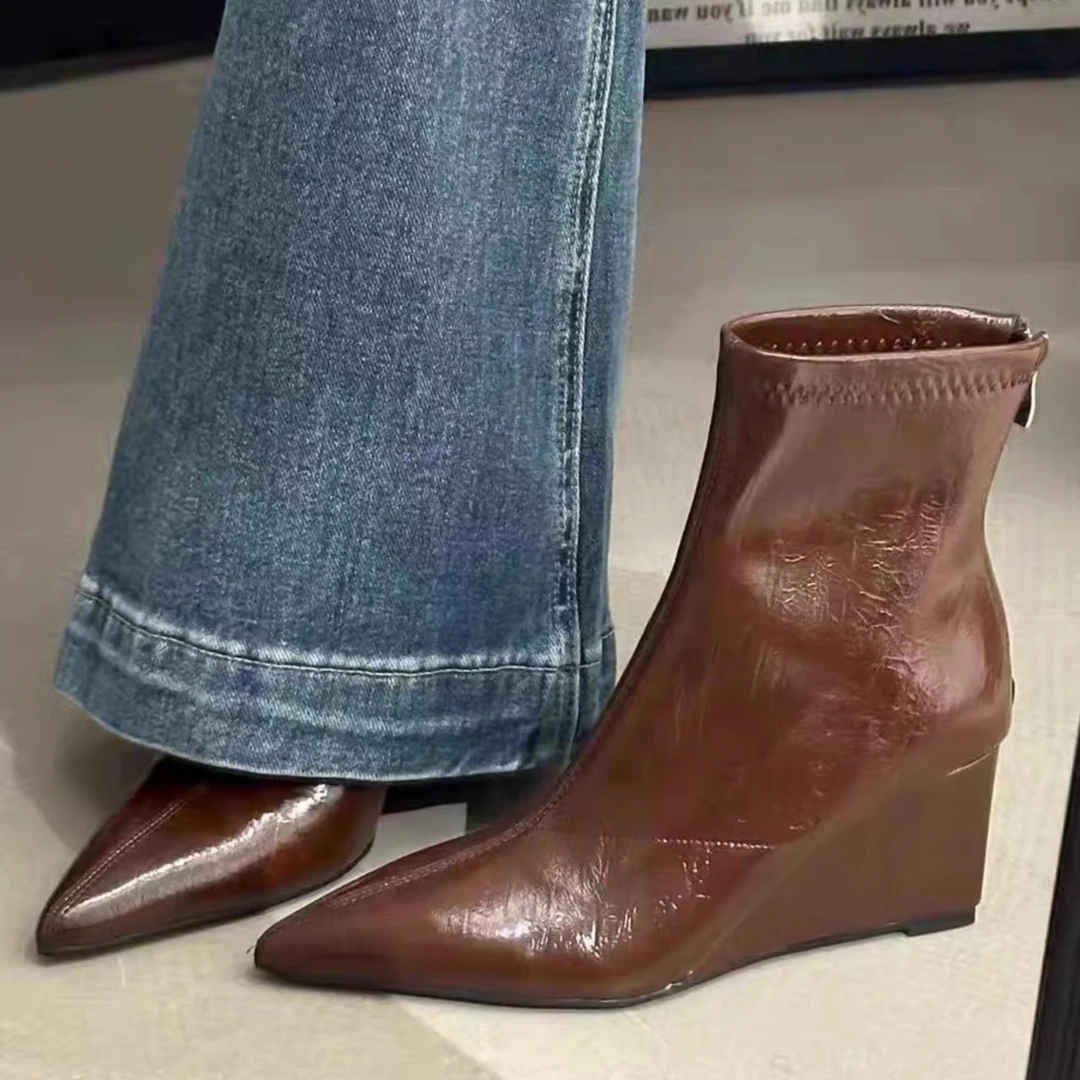 2025秋冬新款高级感美拉德棕色尖头坡跟短靴后拉链显瘦短筒瘦瘦靴