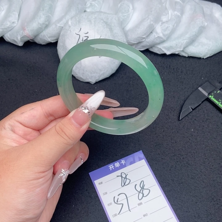 石英质玉（非洲翠）手镯未镶嵌