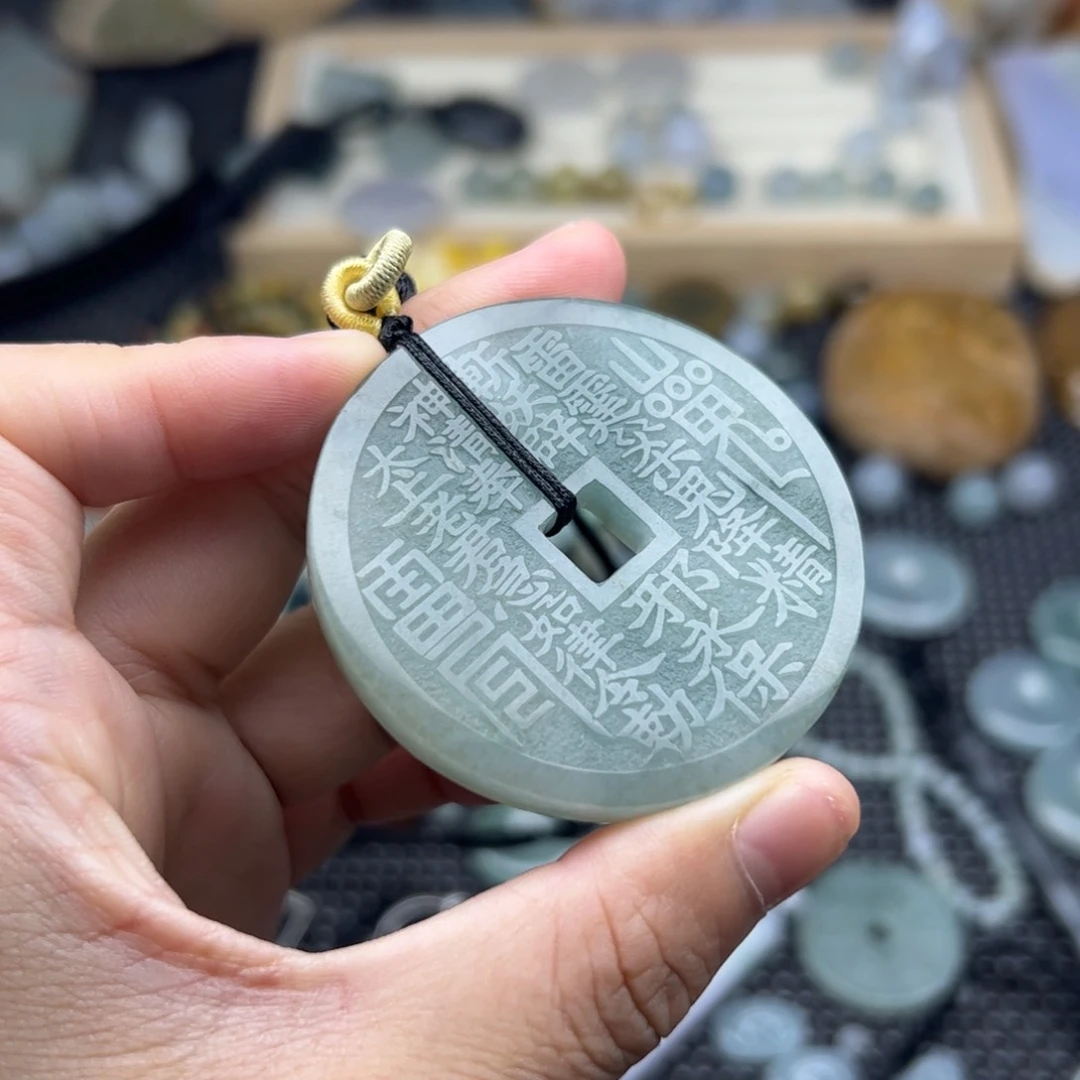 颈饰未镶嵌翡翠山鬼花钱