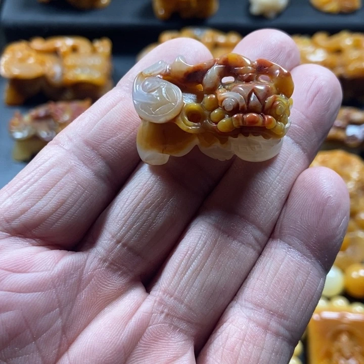 石英质玉（黄龙玉）未镶嵌颈饰