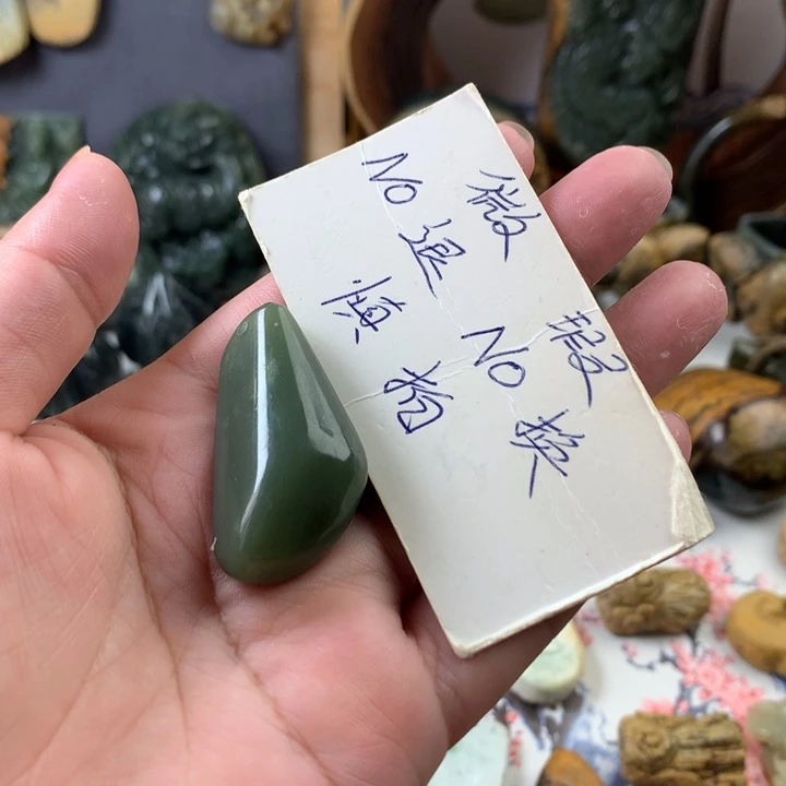 透闪石质玉未镶嵌颈饰