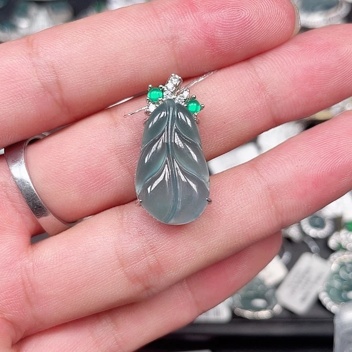 翡翠合金颈饰翡翠福叶吊坠