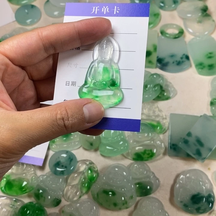 坤***翡翠未镶嵌颈饰观音