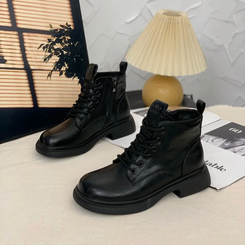 英伦学院风系带马丁靴女2025秋冬季新款粗跟爆款百搭显瘦短筒靴子