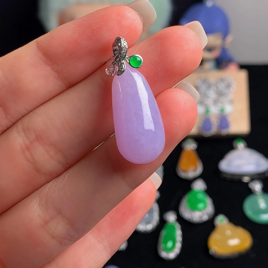 颈饰18K金镶嵌翡翠