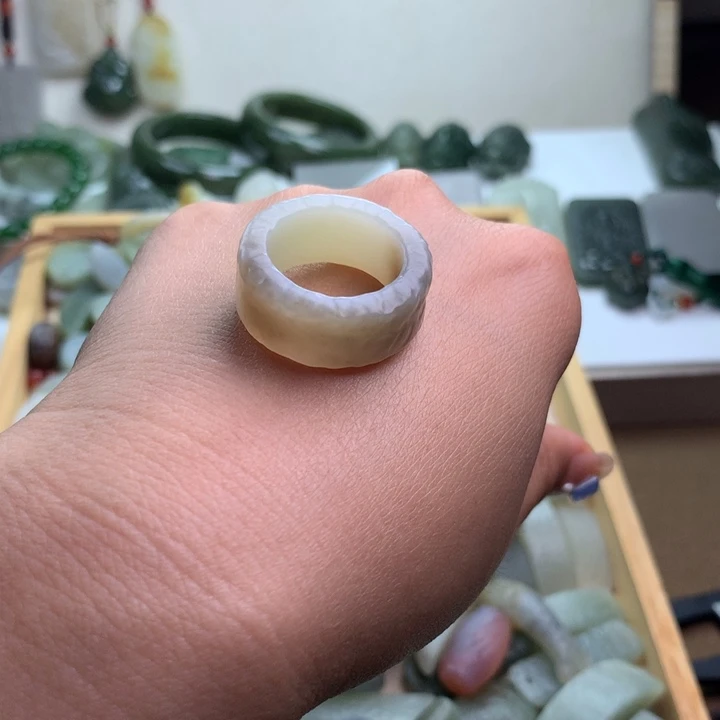 和田玉（糖玉）未镶嵌颈饰朱*建