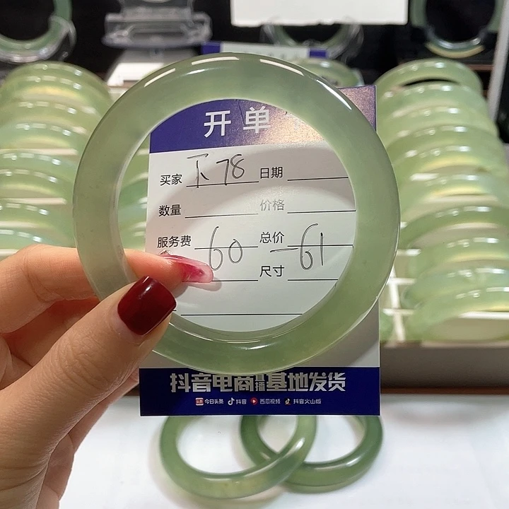 蛇纹石玉手镯未镶嵌?**兒