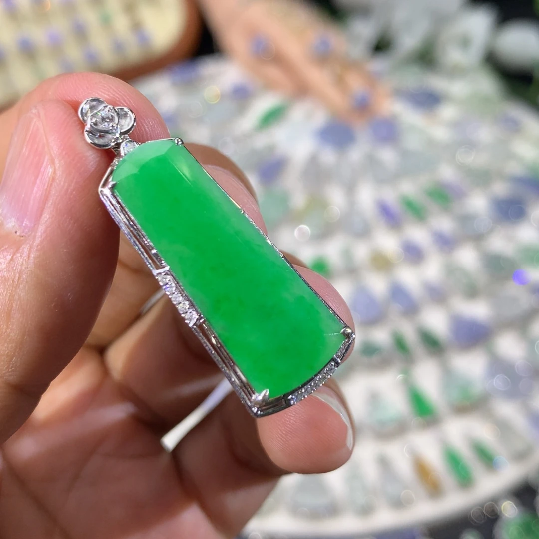 18K金镶嵌翡翠耳饰