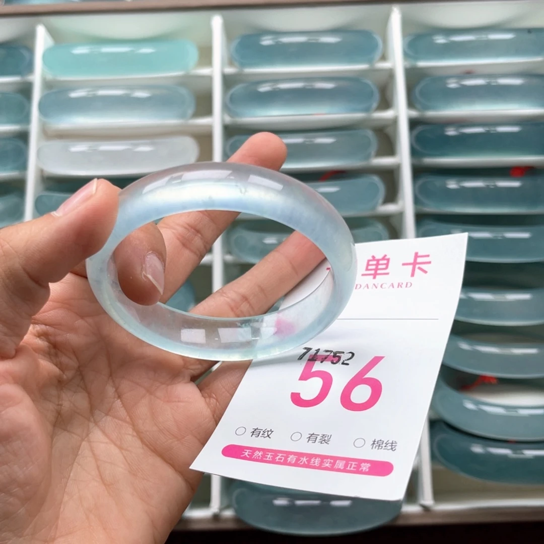 欧***奶石英质玉未镶嵌手镯