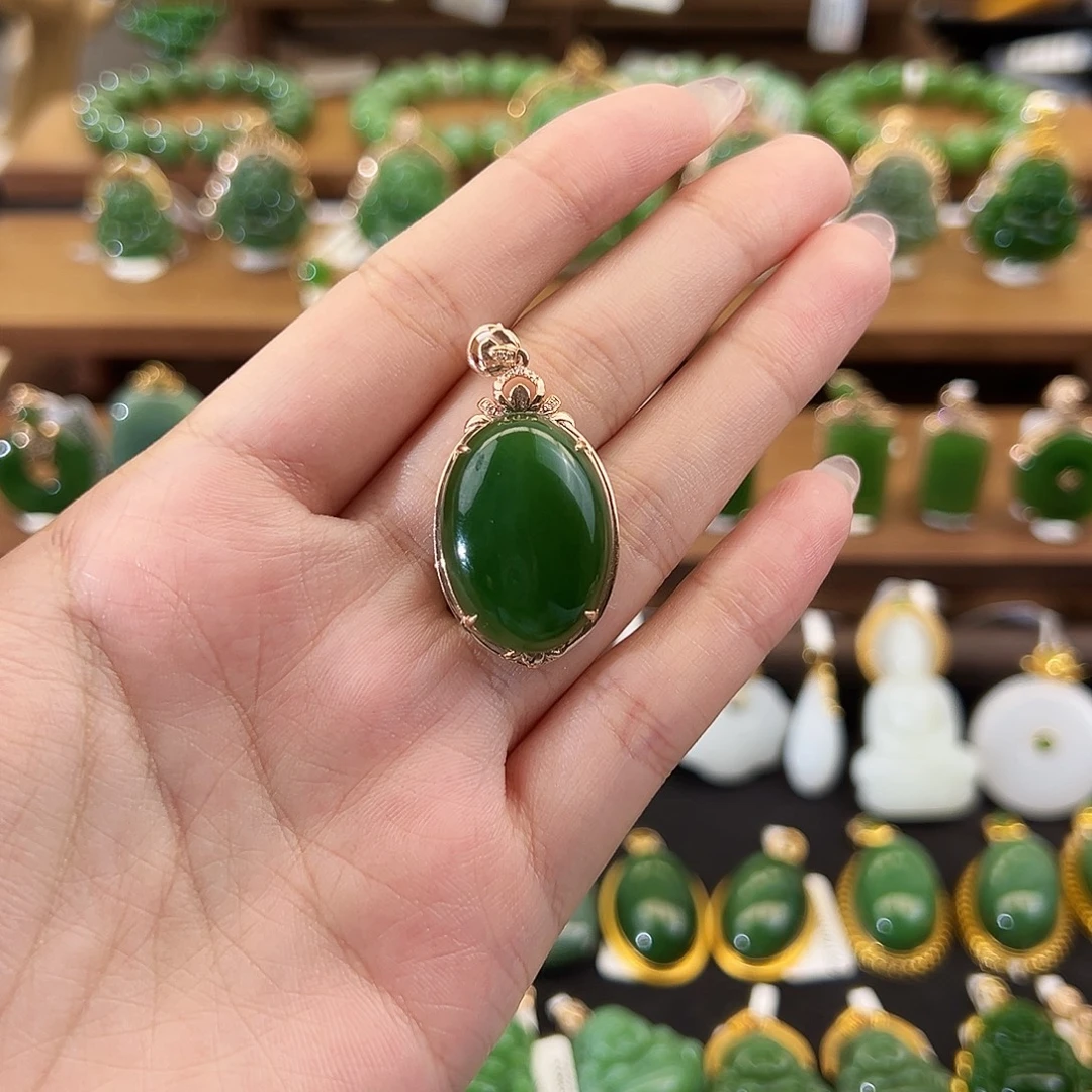 吊坠(不含链)18K金镶嵌和田玉菠菜绿蛋面24mm