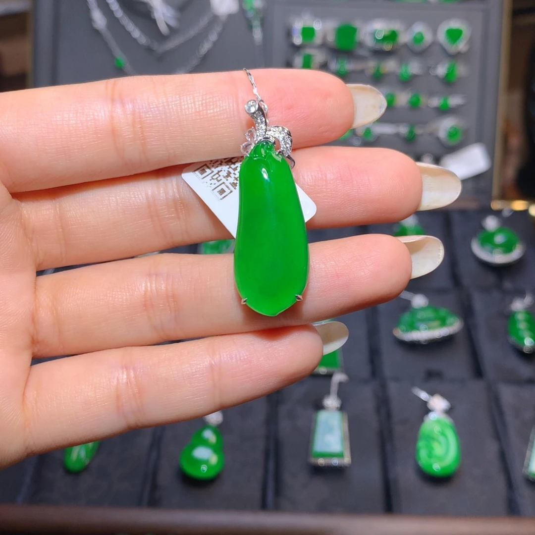 颈饰18K金镶嵌翡翠福瓜