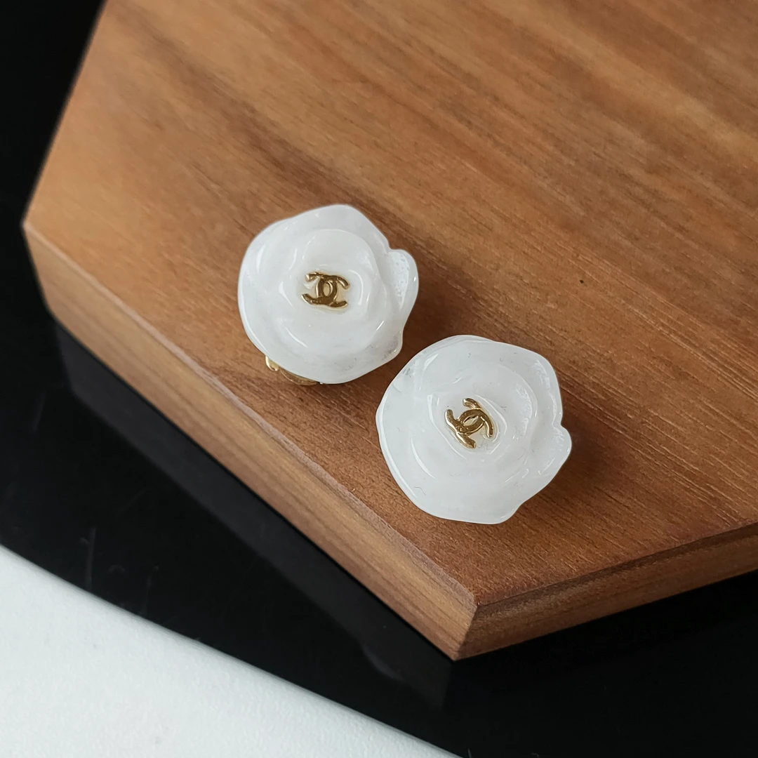 95新 Chanel/香奈儿 Azul-Chanel 02P乳白色山茶花耳夹 46931